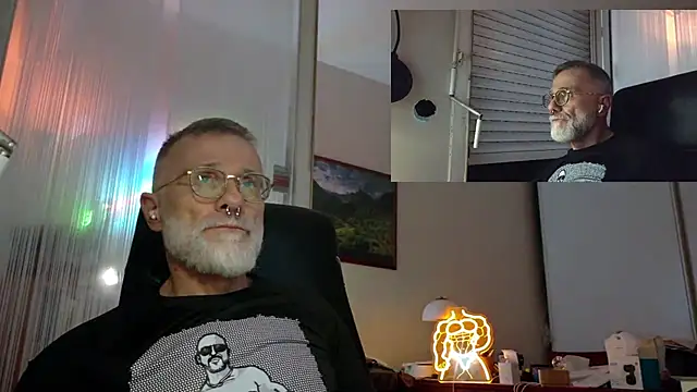 MusclesCigarsFFPig online show from May 7, 2026, 9:20 pm