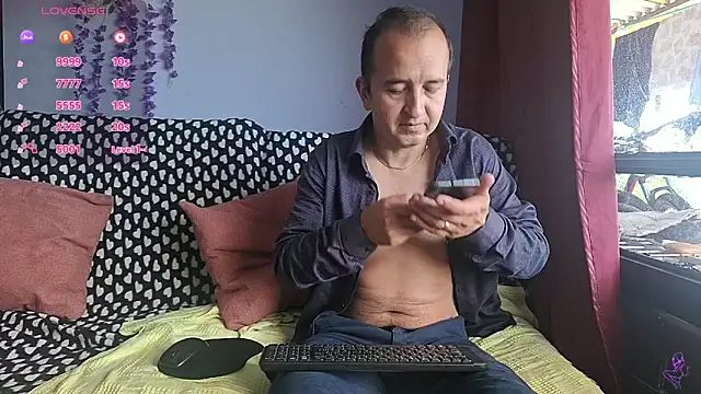 Snapshot of yazforeSolo chatting on December 1, 2025, 2:22 pm yazforeSolo online show from December 1, 2025, 2:22 pm