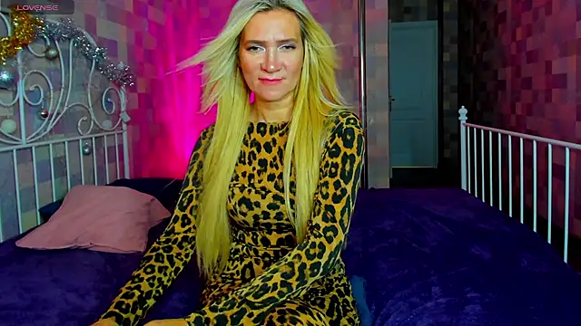 Luna  Lewis online show from January 8, 2025, 11:10 am