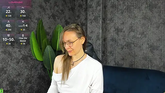 Snapshot of Lillian_White chatting on May 24, 2026, 12:59 am Lillian White online show from May 24, 2026, 12:59 am