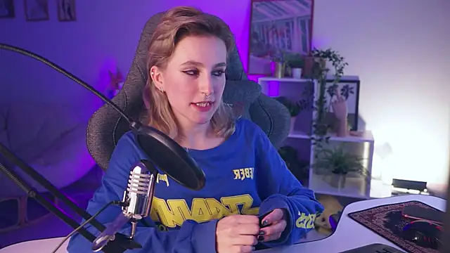 LuxRayi online show from December 8, 2024, 10:14 pm