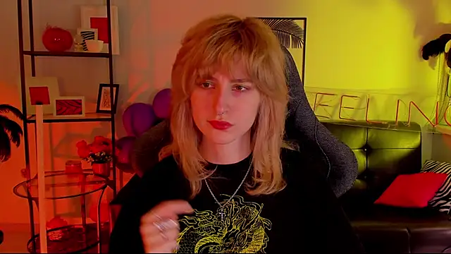 LuxRayi online show from January 6, 2025, 2:47 pm