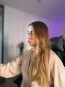 Snapshot of SophieRaily_ chatting on February 10, 2026, 8:35 pm SophieRaily online show from February 10, 2026, 8:35 pm