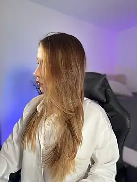 Snapshot of SophieRaily_ chatting on March 2, 2026, 10:05 pm SophieRaily online show from March 2, 2026, 10:05 pm