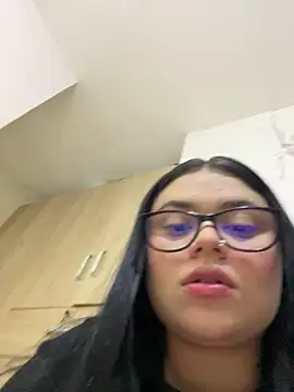 alissonfernandez  online show from April 18, 2026, 9:59 pm