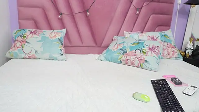 Snapshot of hornybarelylegalgirl chatting on June 27, 2026, 12:22 pm hornybarelylegalgirl online show from June 27, 2026, 12:22 pm