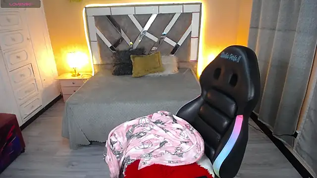 Kate Laurence  online show from February 8, 2025, 3:41 am