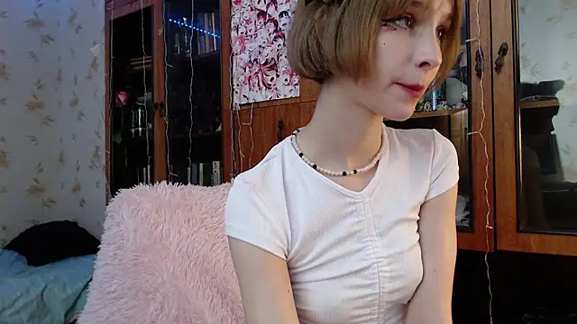 Snapshot of cloudgirrl chatting on February 11, 2025, 11:44 pm cloudgirrl online show from February 11, 2025, 11:44 pm