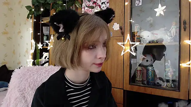 Snapshot of cloudgirrl chatting on March 19, 2025, 8:32 pm cloudgirrl online show from March 19, 2025, 8:32 pm