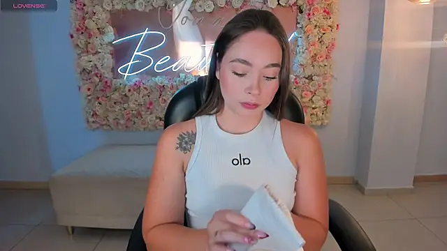 AlinaKravitz online show from April 14, 2026, 6:25 pm