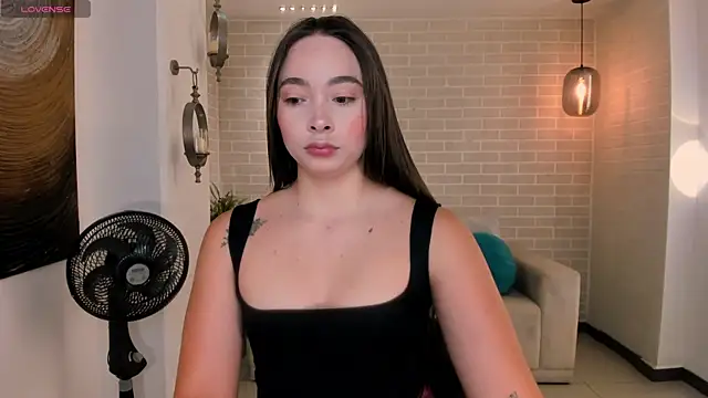 Snapshot of AlinaKravitz chatting on April 29, 2026, 6:25 pm AlinaKravitz online show from April 29, 2026, 6:25 pm