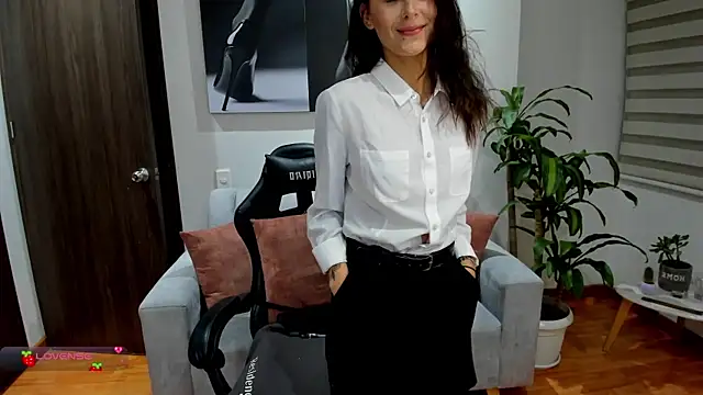 Snapshot of Emmy_petit chatting on February 11, 2025, 1:52 am Emmy petit online show from February 11, 2025, 1:52 am