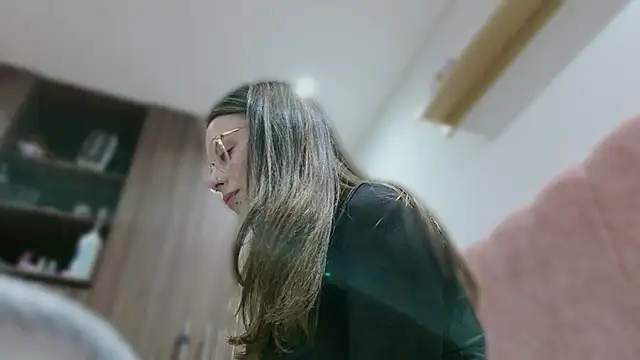 Snapshot of Emmy_petit chatting on October 16, 2025, 2:12 am Emmy petit online show from October 16, 2025, 2:12 am