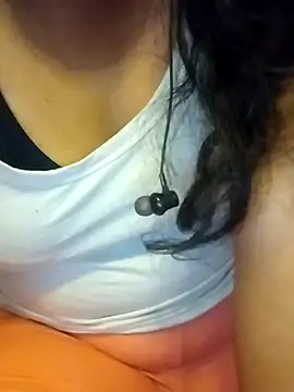 Snapshot of Tamilmayill chatting on February 14, 2025, 5:03 pm Tamilmayill online show from February 14, 2025, 5:03 pm