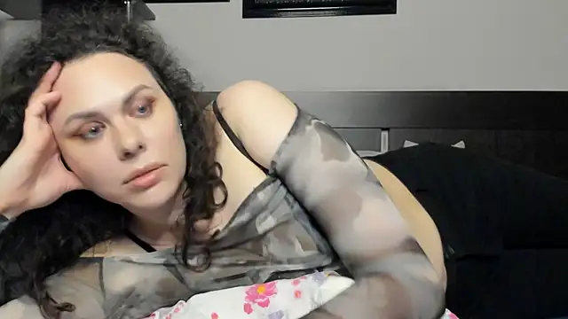 Snapshot of MollyCheiz chatting on July 5, 2026, 10:39 pm MollyCheiz online show from July 5, 2026, 10:39 pm