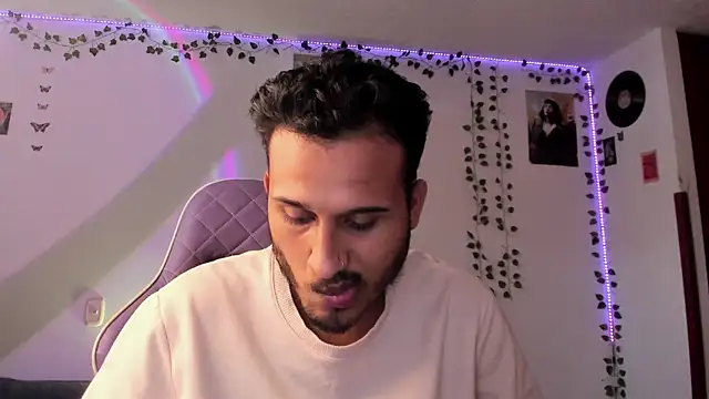 Raf brunette online show from January 30, 2025, 8:42 pm