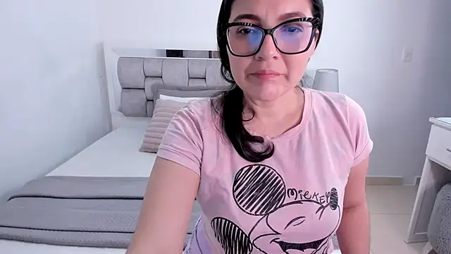 Snapshot of Camilaa_bueno chatting on July 1, 2026, 12:45 am Camilaa bueno online show from July 1, 2026, 12:45 am