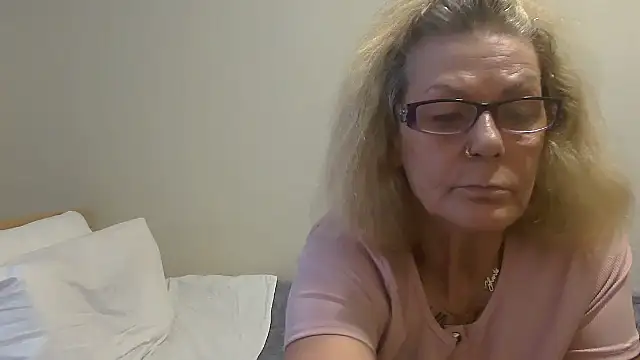 housewife shantie online show from September 26, 2025, 7:01 am