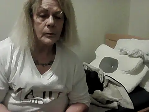 housewife shantie online show from November 15, 2025, 3:19 pm