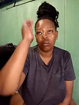 curvyloneah75 online show from April 23, 2026, 7:09 am