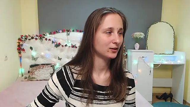 Snapshot of MichelLeee chatting on March 26, 2026, 12:22 pm MichelLeee online show from March 26, 2026, 12:22 pm