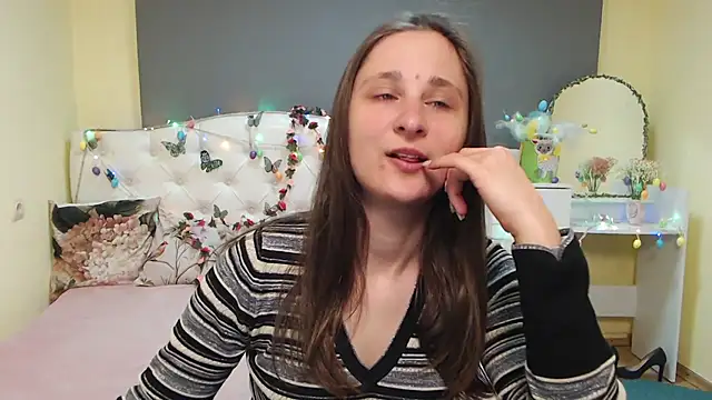 Snapshot of MichelLeee chatting on April 6, 2026, 11:22 am MichelLeee online show from April 6, 2026, 11:22 am