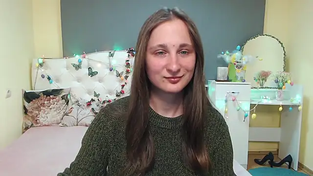 Snapshot of MichelLeee chatting on April 8, 2026, 11:43 am MichelLeee online show from April 8, 2026, 11:43 am