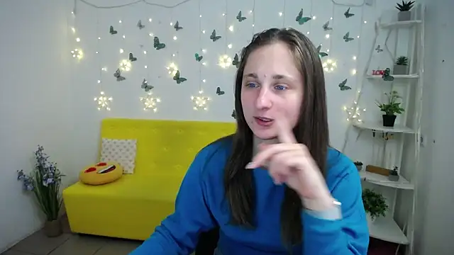 Snapshot of MichelLeee chatting on April 15, 2026, 11:28 am MichelLeee online show from April 15, 2026, 11:28 am