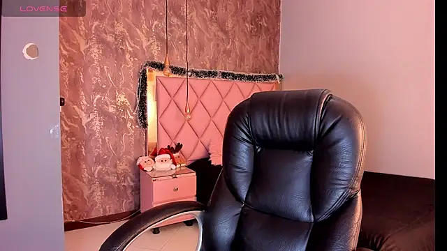 Snapshot of SKYLERWHIITEE chatting on December 19, 2024, 3:18 am SKYLERWHIITEE online show from December 19, 2024, 3:18 am