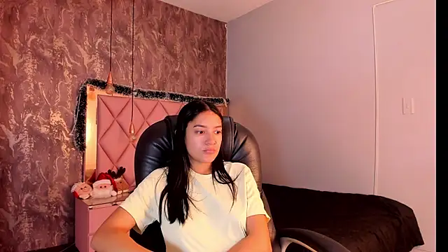 Snapshot of SKYLERWHIITEE chatting on December 19, 2024, 6:23 am SKYLERWHIITEE online show from December 19, 2024, 6:23 am