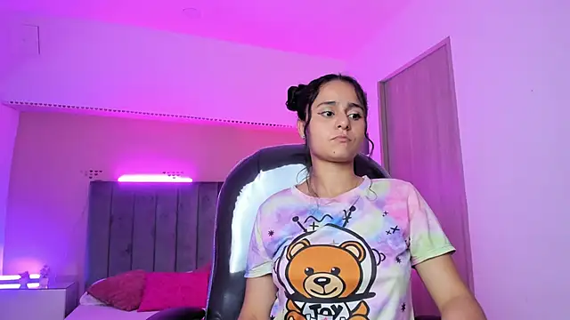 Giselle Roldan online show from March 29, 2026, 3:39 am