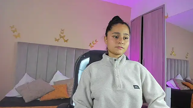 Giselle Roldan online show from April 18, 2026, 4:38 am