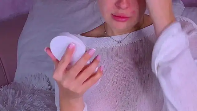 BeatriceEsmont online show from October 8, 2025, 7:55 pm