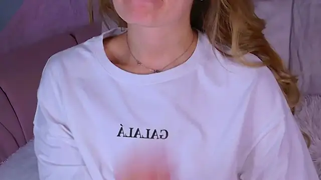 BeatriceEsmont online show from October 11, 2025, 7:23 pm