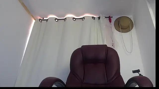 Xileny-Halliwey online show from February 8, 2026, 3:59 pm