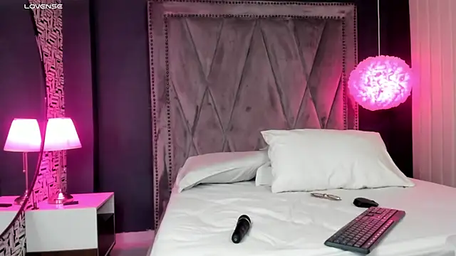 Pamela Johnsonn online show from November 17, 2025, 7:41 pm