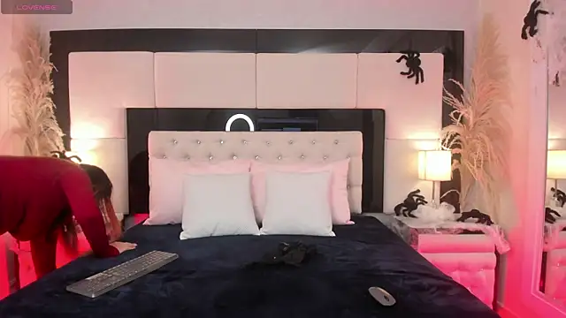 CarlaRossi  online show from October 24, 2025, 8:16 pm