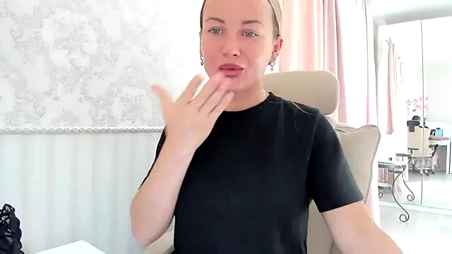 jennifer838 online show from June 25, 2026, 1:37 pm