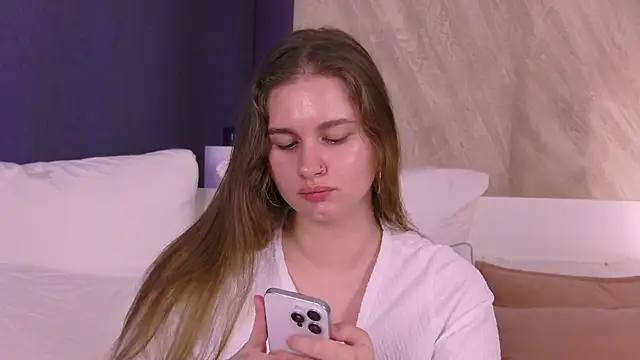 EllieHayes online show from July 4, 2026, 11:11 pm