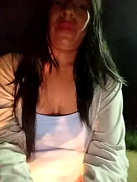 Snapshot of Danna-linyi chatting on February 8, 2025, 1:22 am Danna-linyi online show from February 8, 2025, 1:22 am