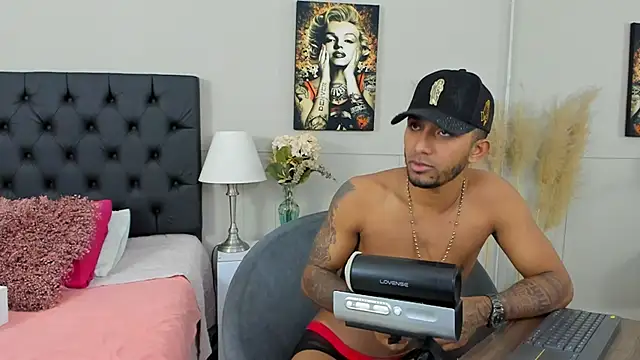 Snapshot of Robin_Rief chatting on March 2, 2025, 3:34 am Robin Rief online show from March 2, 2025, 3:34 am