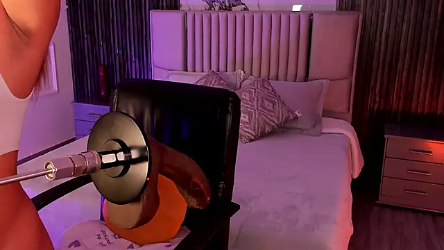 Lillyortiz online show from February 23, 2026, 8:39 pm