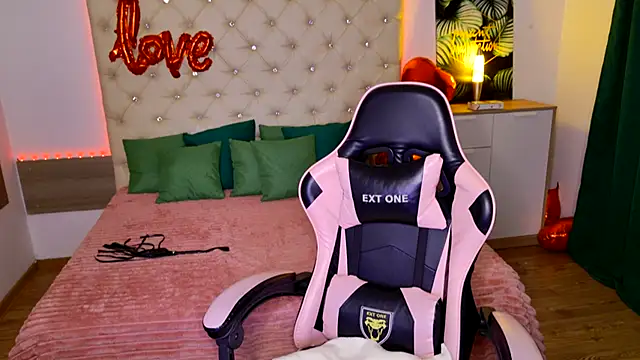 KattieSims online show from February 9, 2025, 10:43 pm