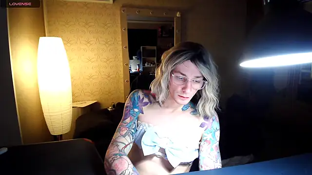 Julia dolls online show from November 14, 2025, 5:55 pm