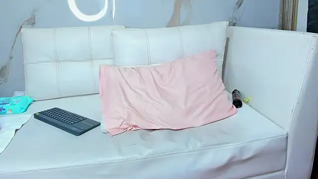 Milaspetite online show from March 9, 2025, 1:25 am