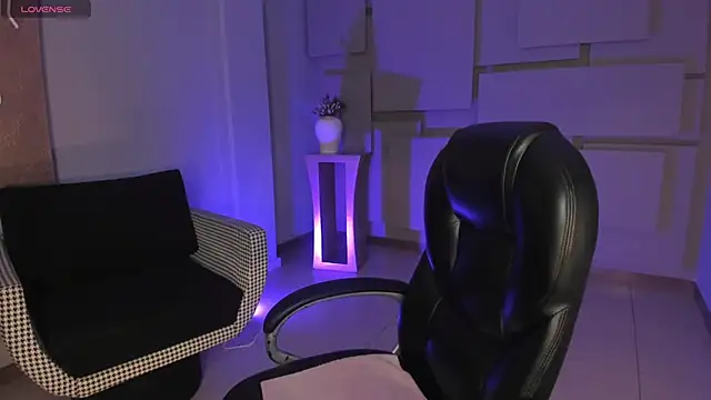 MiaFarrell  online show from November 20, 2025, 6:18 pm