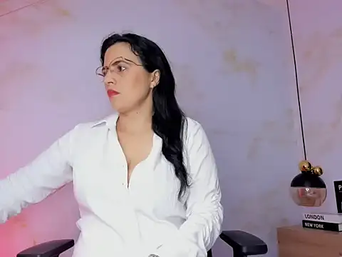 Snapshot of africa_holmes chatting on February 8, 2026, 2:48 am africa holmes online show from February 8, 2026, 2:48 am