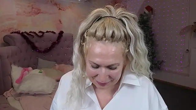 Snapshot of Penelope_Pinky chatting on December 28, 2024, 8:25 pm Penelope Pinky online show from December 28, 2024, 8:25 pm