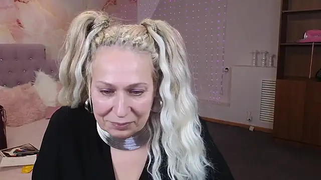 Snapshot of Penelope_Pinky chatting on January 22, 2025, 8:06 pm Penelope Pinky online show from January 22, 2025, 8:06 pm