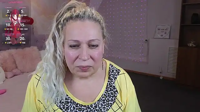 Snapshot of Penelope_Pinky chatting on February 11, 2025, 2:35 pm Penelope Pinky online show from February 11, 2025, 2:35 pm